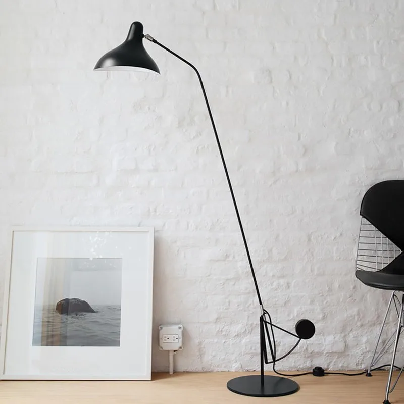 Под лампа DCW Editions Mantis, модерен дълга регулируема лампиона от черен метал за четене, домашен минималистичен интериор на стаята.