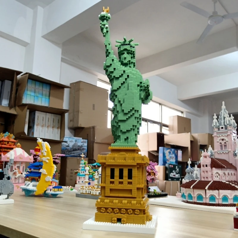 Креативен Подарък, за декорация на работния плот на Статуята на Свободата, Градивен елемент на Архитектурен модел Тухли Събиране Пъзел забавление за децата
